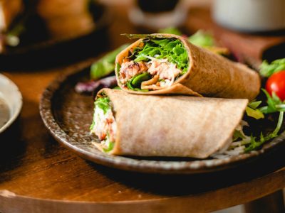Ízletes félbevágott burrito egy vágódeszkán