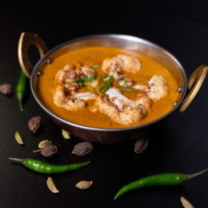 karfiolos curry egy india stílusu fém tálban
