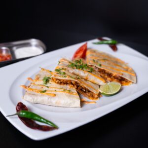 Grillezett Quesadillánk, chilikkel díszítve.