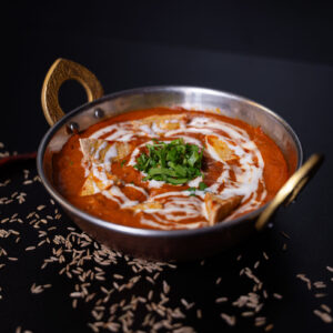 tofuval készült tikka masala, egy indiai stílusú tálban