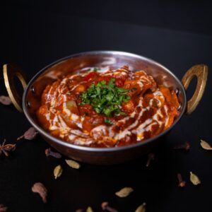 Vega tikka masala, zöldségekkel, egy bronz tálban