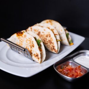 zöldséges tacoink egy kis salsával és tejfölös szósszal