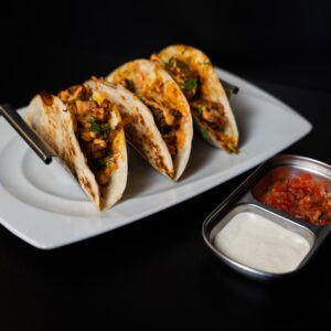 Három darab csirkés taco, ahogy Pécsen a Fusion Grillben tálaljuk. Szósszal és salsával.