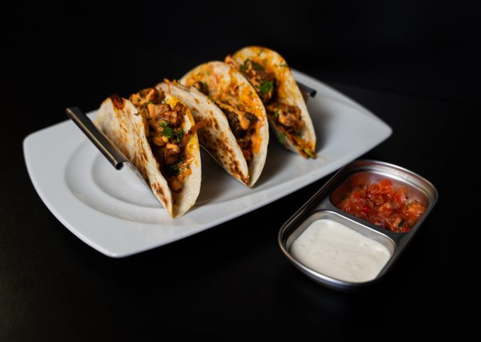 Három darab csirkés taco, ahogy Pécsen a Fusion Grillben tálaljuk. Szósszal és salsával.