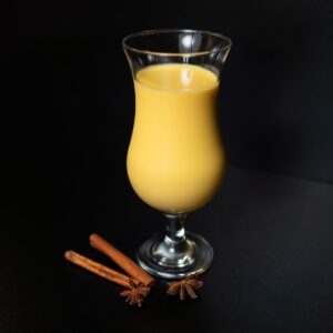 Sűrű mangó lassi, átlátszó pohárban, szívószállal. A Fusion Grill indiai italkülönlegessége.