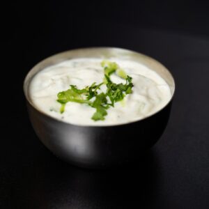 Egy fémtálkányi joghurtos Raita szósz.