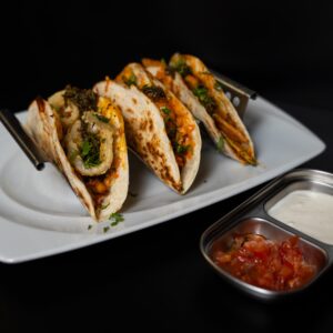 halas tacoink salsával és tejfölös sósszal tálalva