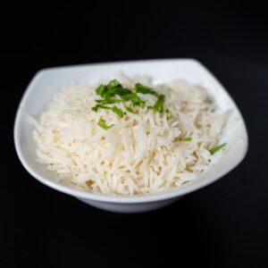 egy tényérnyi basmati rizs korianderrel díszítve