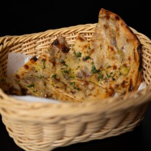 Burgonyával töltött laposkenyér, egy fonott kosárban.