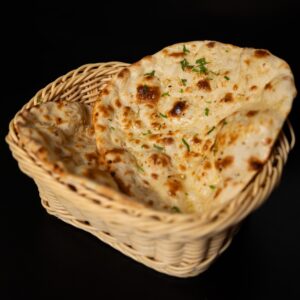 Fokhagymás naan, egy fonott kosárban. A Fusion Grill legkedveltebb kenyere.