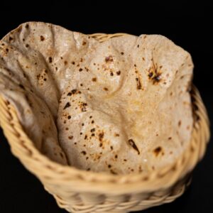 Teljes kiörlésű roti kenyér egy fonott kosárkában