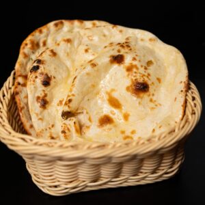 Sima naan kenyér egy fonott kosárban