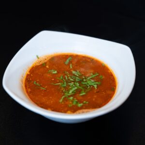 Fűszeres bablevesünk egy fehér tányérban